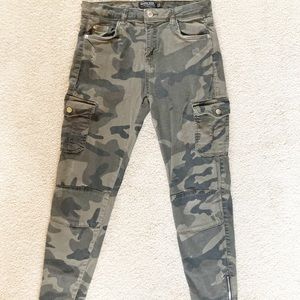 💥 Bershka Bsk Girl genuine utility pants in camo size 6!